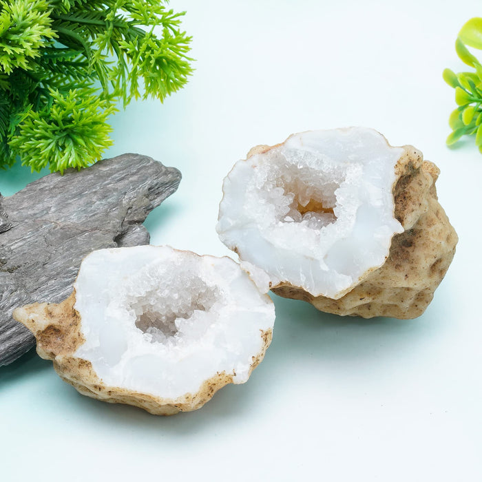 0.6 LB Crystal Geodes 1Pc Quartz Open Crack Discover Amazing Crystals Inside Educational Crystals Surprise for Kids White Geode Rainbow Small Crystal