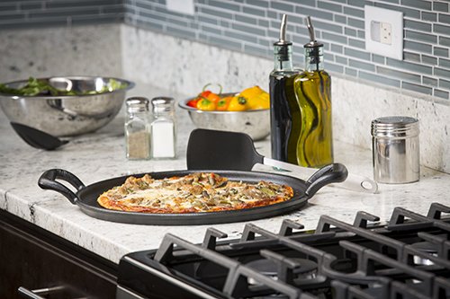  Lodge Cast Iron 15-Inch Pizza Pan with Silicone Grips: Home &  Kitchen