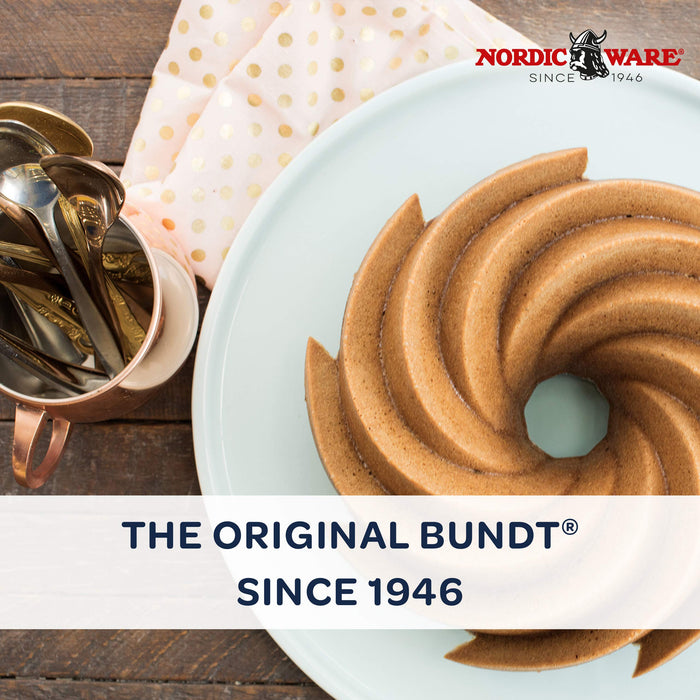Nordic Ware Bundt Cake Keeper with Bundt Pan